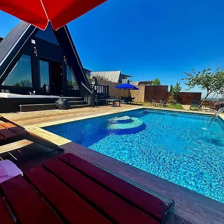 בקתה Black Wooden Bungalov