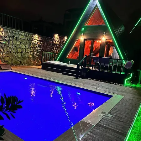 בקתה Black Wooden Bungalov *
