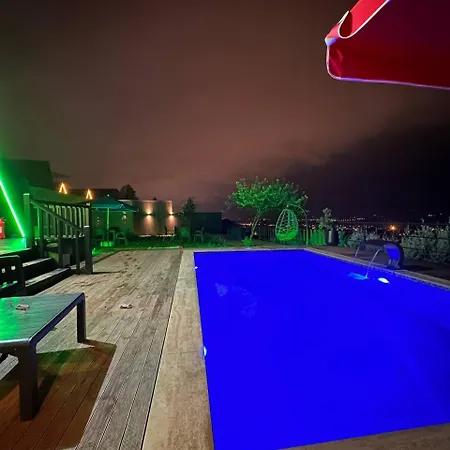 Black Wooden Bungalov בקתה *