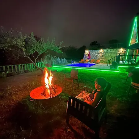 Black Wooden Bungalov בקתה סקרייה