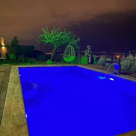 בקתה Black Wooden Bungalov סקרייה